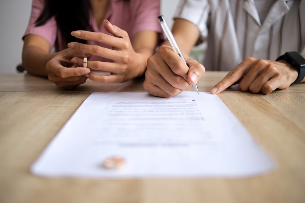 Lawyer explaining will vs. trust to a client